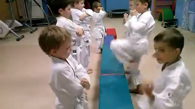 Прямой удар ногой "Мая гери" смотреть онлайн