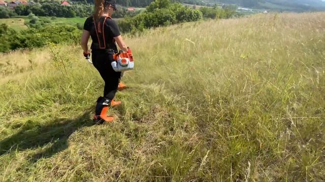Teaching my girlfriend how to cut properly with Stihl Fs 460-C professional bruscutter.(Motocoasa.) смотреть онлайн