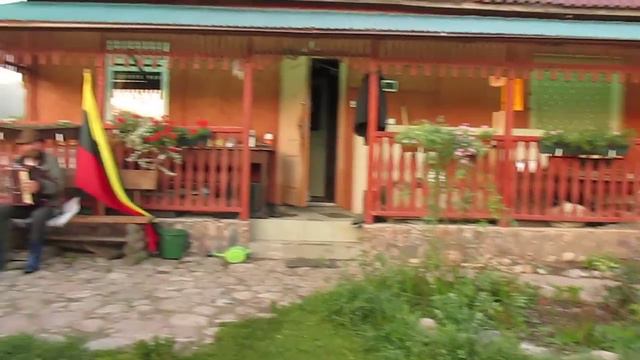 Žirgininkas Česlovas Marcinauskas armonikos garsais pakelia žygio dalyvių dvasią смотреть онлайн