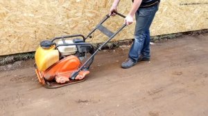 Трамбовка грунта виброплитой