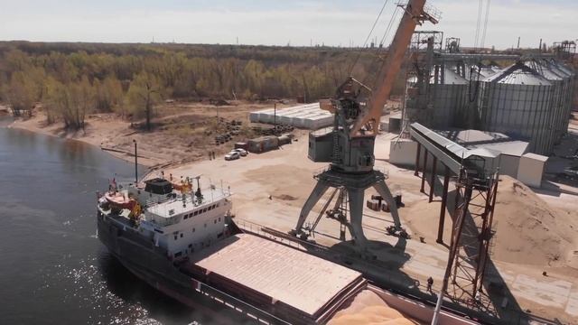 Теплоход Волго-Балт 228 на погрузке в порту 