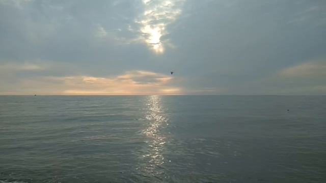 Здесь небо красками играет с морем. смотреть онлайн