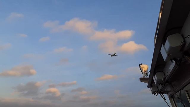 Самолёт садится в Копенгагене над дрогденским каналом пролетая над судами часть 1 смотреть онлайн