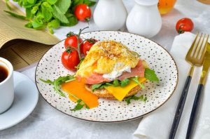 КАК ПРИГОТОВИТЬ ЯЙЦО БЕНЕДИКТ С ЛОСОСЕМ