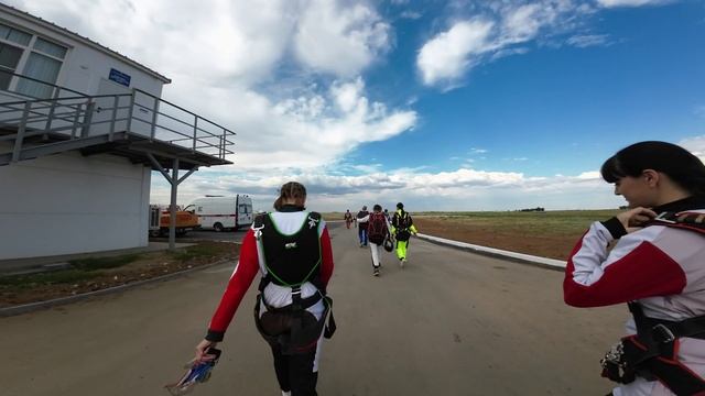 Прыжки в тандеме на аэродроме Средняя Ахтуба 09.07.2022 смотреть онлайн