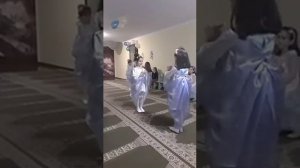 На выпускной Нежный танец девочек