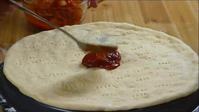 Homemade Basil and Mozzarella Pizza смотреть онлайн