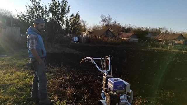Выживаем в деревне.Помощь пришла!!!!Жизнь в деревне.Мотоблок Нева.Фрезеруем огород мотоблоком. смотреть онлайн