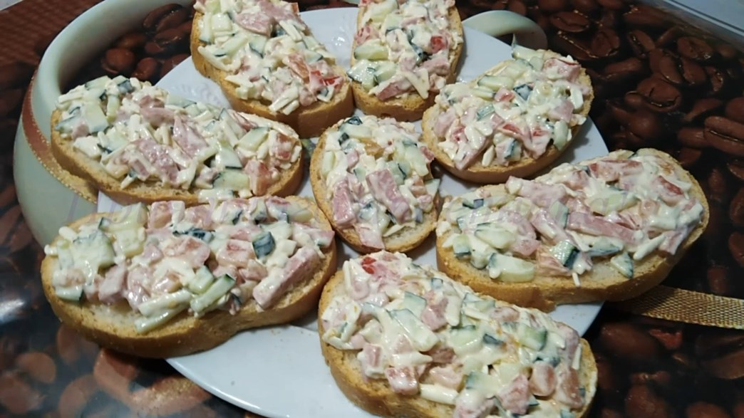 Бутерброды с колбасой и сыром. Вкусная и быстрая закуска смотреть онлайн