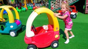 Настя играет на детской площадке , прыгает на батуте в Мюнхене