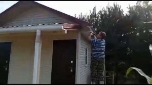 ОБШИЛИ ПОТОЛОК САЙДИНГОМ. ПОВЕСИЛИ ВОДОСТОЧКУ.