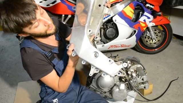 Восстановление YAMAHA FZR250R. Идиот отполировал раму на спортбайке!