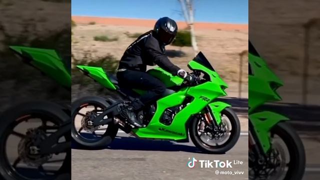 Мощный мотоциклист