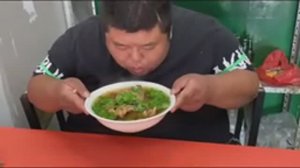 Брат-обезьяна пошел в ресторан, чтобы съесть куриную стойку, и большая миска с раменом была просто