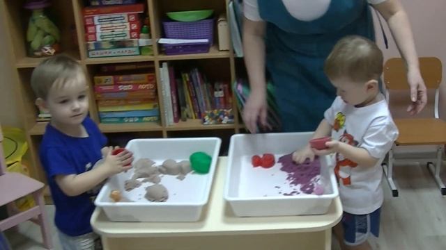 Занятие дошкольников раннего возраста (2-3 года) в студии игры с кинетическим песком смотреть онлайн