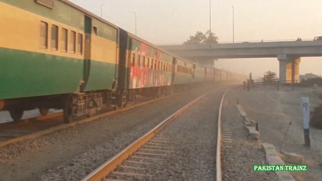 Pakistan Railways GE Locomotives || Khyber Mail & Fareed Express Entering Bahawalpur At High Speed