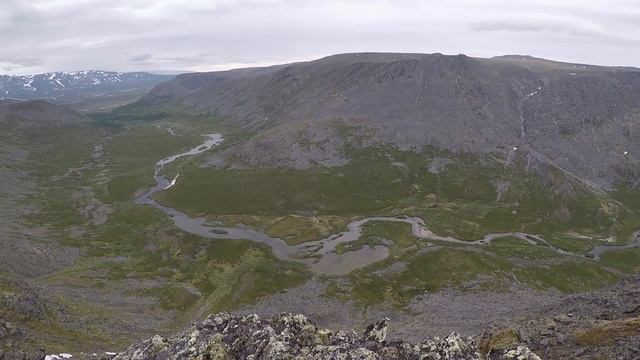 Вид с хребта Юаснырд на верхнее течение р. Лимбекою. смотреть онлайн