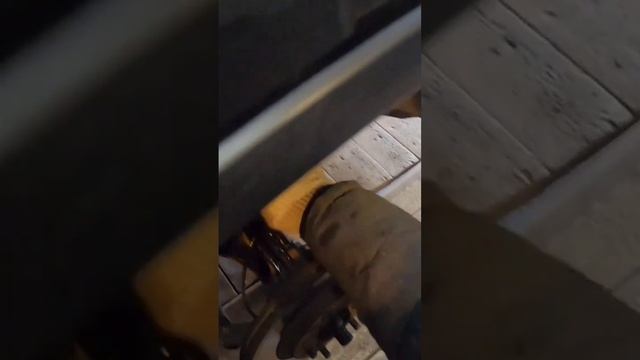 Снятие правого привода с Nissan X-trail для замены ШРУСа