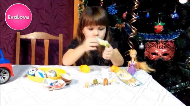 Єва відкриває Кіндер Сюрпризи Панда Кунг Фу 3 і Animals. У Єви випав зуб) смотреть онлайн