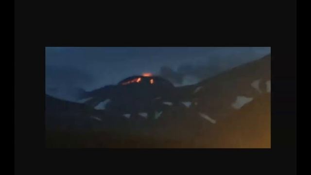 Erupting Alaska Volcanoes, Three Emitting Lava or Ash Clouds смотреть онлайн