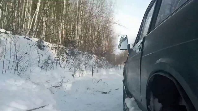 Поехали на Пыже на подмогу за Нивой в гололёд по трассе? смотреть онлайн