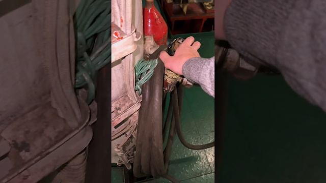 1 день из жизни моряка в море? Ремонтируем холодильник который охлаждает генератор? смотреть онлайн