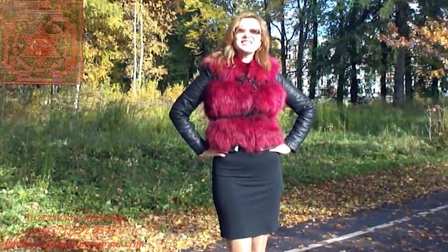 Жилетка из крашеного енота с вставками из черной замши. смотреть онлайн