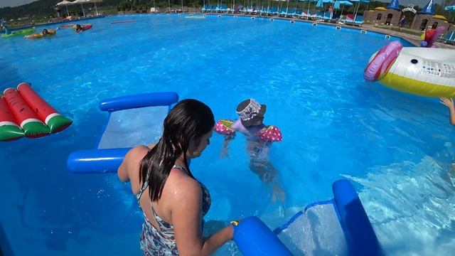 Aквапарк Глухомань Плаваем в Бассейне смотреть онлайн