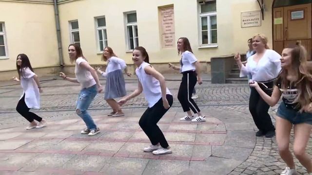 Танцевальный флешмоб в честь окончания учебного года смотреть онлайн