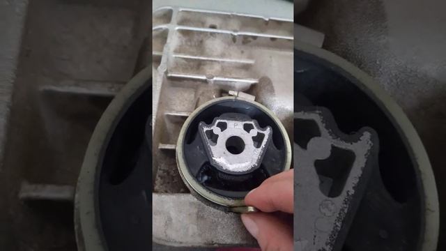 Запресовка сайлентблоков (нижних подушек двигателя) в подрамник VW Golf V (1K1) смотреть онлайн