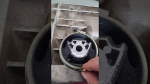 Запресовка сайлентблоков (нижних подушек двигателя) в подрамник VW Golf V (1K1)