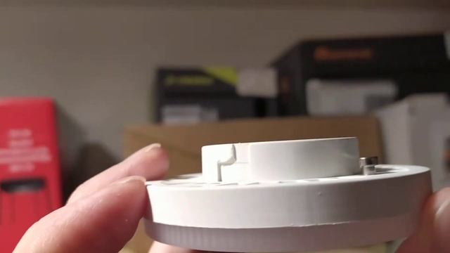 Почему не вставляется лампа GX53