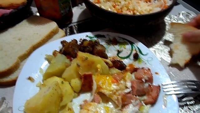 ОБЖОР:ВАРЁНАЯ КАРТОШКА,ЯИЧНИЦА С КОЛБАСОЙ,ЖАРЕНОЕ МЯСО,КВАШЕНАЯ КАПУСТА. смотреть онлайн