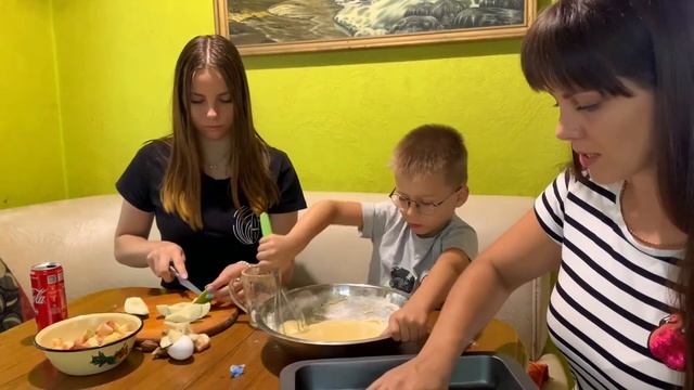 Влог Готовим шарлотку вместе. Рецепт смотреть онлайн