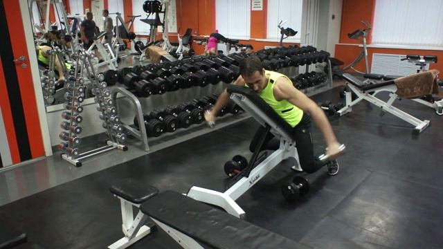 Разведение рук с гантелями на наклонной скамье смотреть онлайн