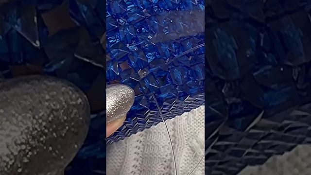 Прячем узелки от закрепов на СУМКЕ ИЗ БУСИН #сумкаизбусин #beadedbag смотреть онлайн