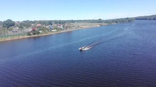 Моторная лодка проплывает по Западной Двине смотреть онлайн