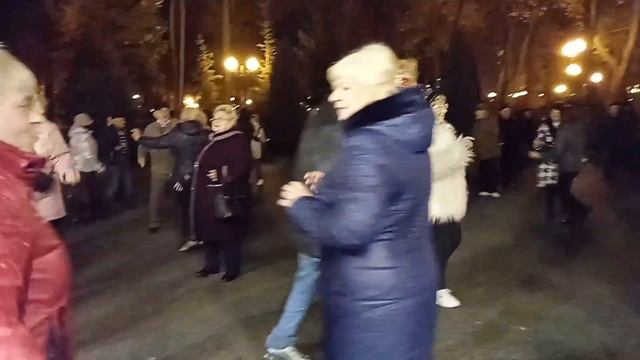 ДЕВОЧКА В ПЛАТЬЕ ИЗ СИТЦА!???/ТАНЦЫ В ПАРКЕ ГОРЬКОГО ХАРЬКОВ ОКТЯБРЬ 2021 смотреть онлайн