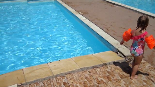 Учимся плавать в нарукавниках и без. Прыгаем в воду с бортиков. Катаемся на горках. смотреть онлайн