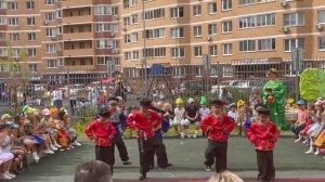 Русский народный танец в исполнении мальчиков