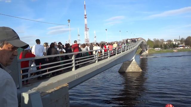 Огромная очередь на Пешеходный мост. Ганзейские дни. Май 2017. Великий Новгород смотреть онлайн