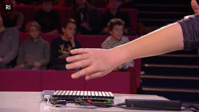 Haptic Technology Demonstration - with Danielle George смотреть онлайн