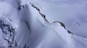 Отдаленный грохот снега в горах и ледяной звук. Лавинный глубокий бас.