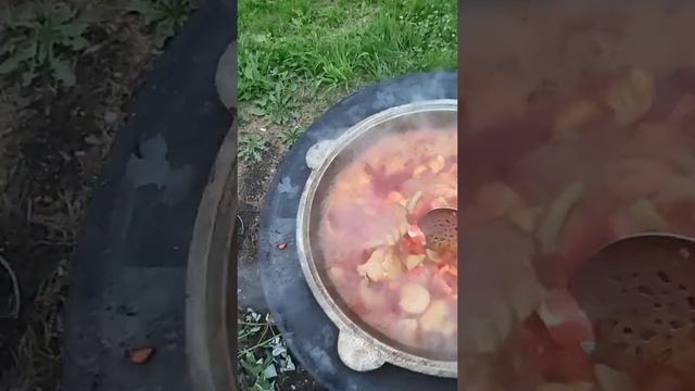 3 августа 2022 г. суп из куриных бедер с овощами в казане с добавлением капченых рёбрышек