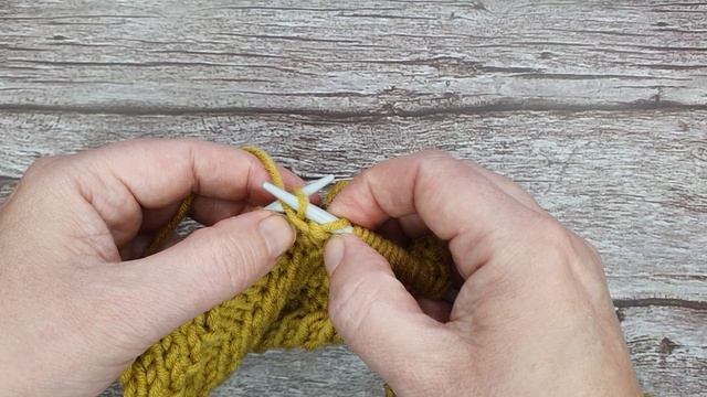 Вязаный орнамент: диагональные полоски спицами.