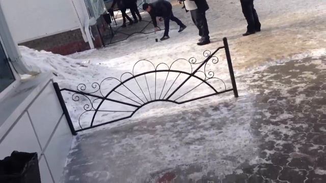 Чурки деруться за телефон в Связном смотреть онлайн