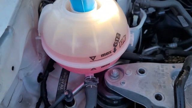 Polo 9N3. Engine coolant change. From green-brown to VW pink G12evo. смотреть онлайн