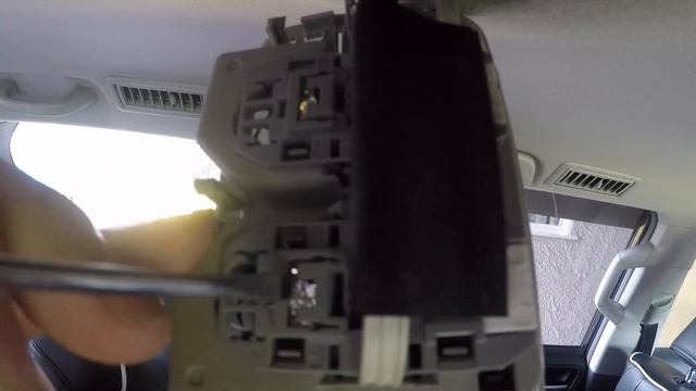 Replacing centre interior bulbs Toyota Landcruiser Prado 150 2010 смотреть онлайн