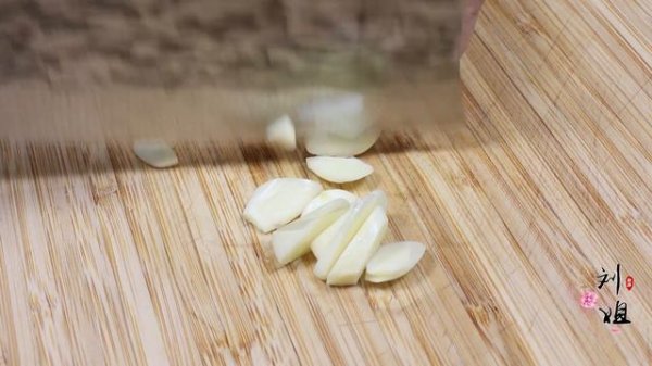 “鱼香肉丝”的家常做法，味道鲜香又下饭，做法也很简单，真实用【刘姐厨房 Magic Food】#家常菜 #鱼香肉丝 #中国菜