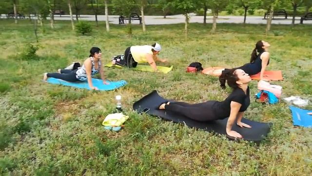 Йога в парке. смотреть онлайн